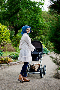 戴头巾推婴儿车的女人图片