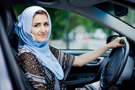 戴头巾的女人用手机开车图片