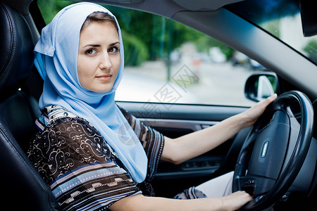 中东美女素材戴头巾开车的女人背景