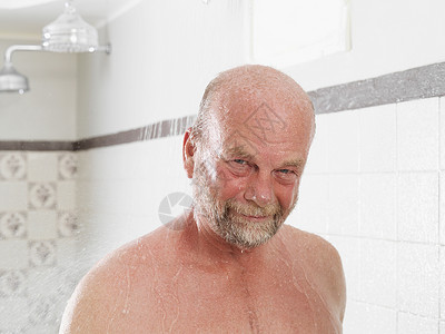 老年人在更衣室洗澡背景图片
