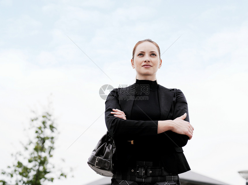 站在户外的女人图片