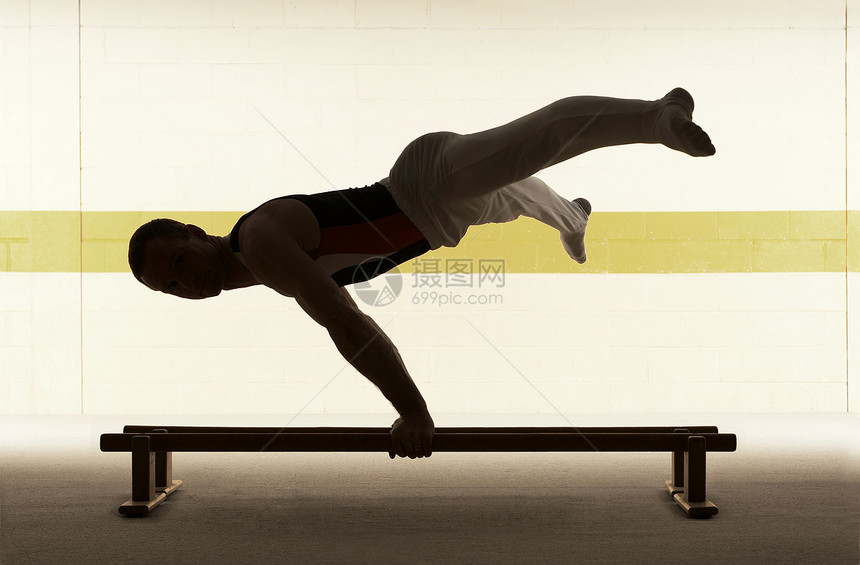 男子体操运动员在地板上练习图片