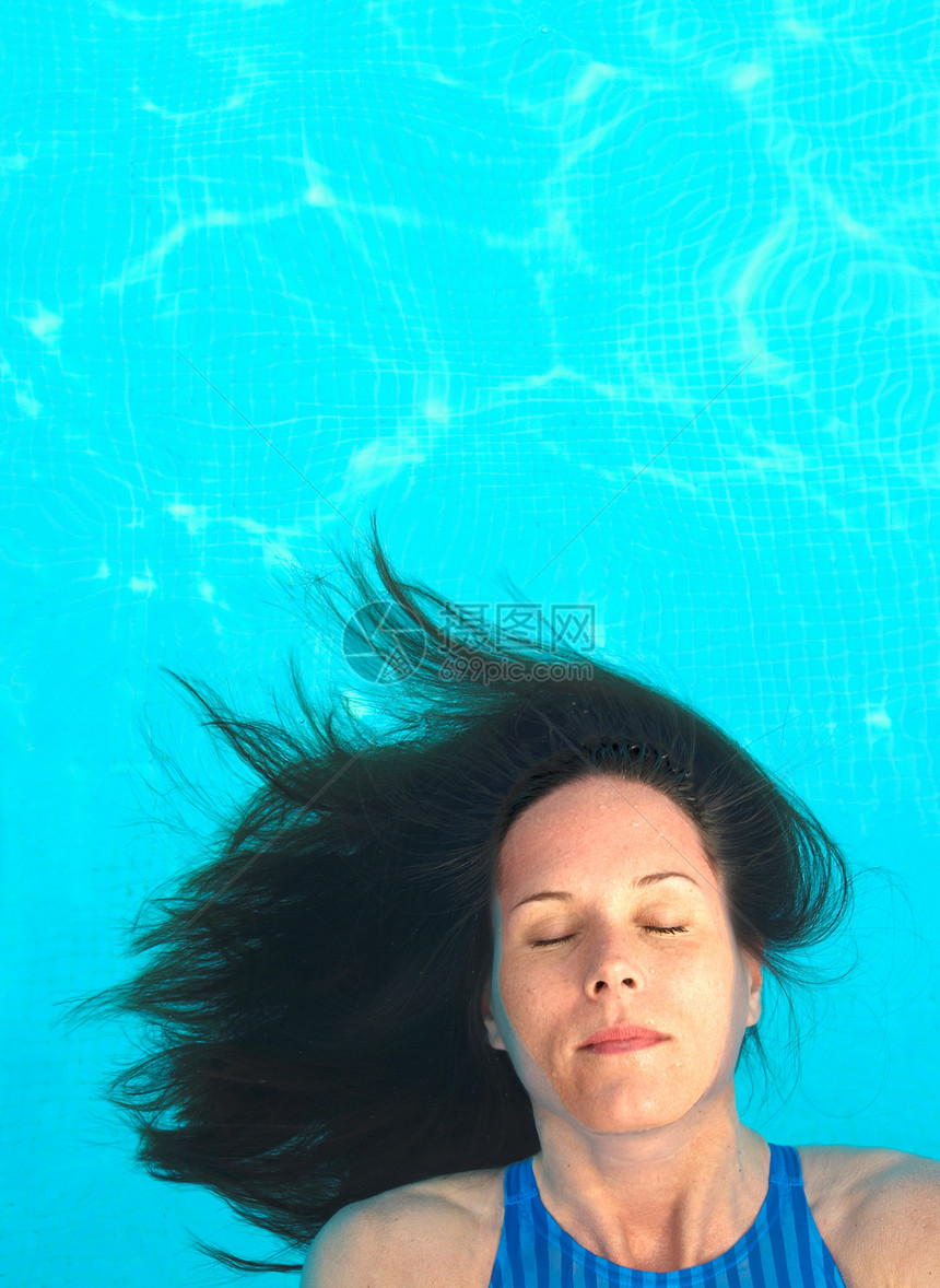 在游泳池里漂浮着长发的女人图片