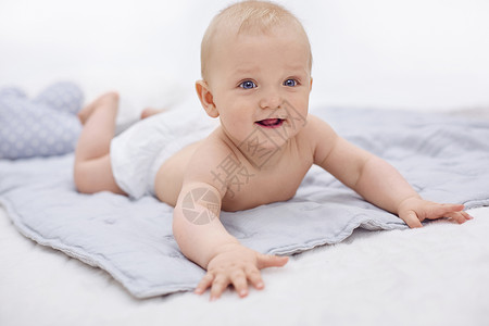 1岁宝宝躺在毯子上的男婴肖像背景