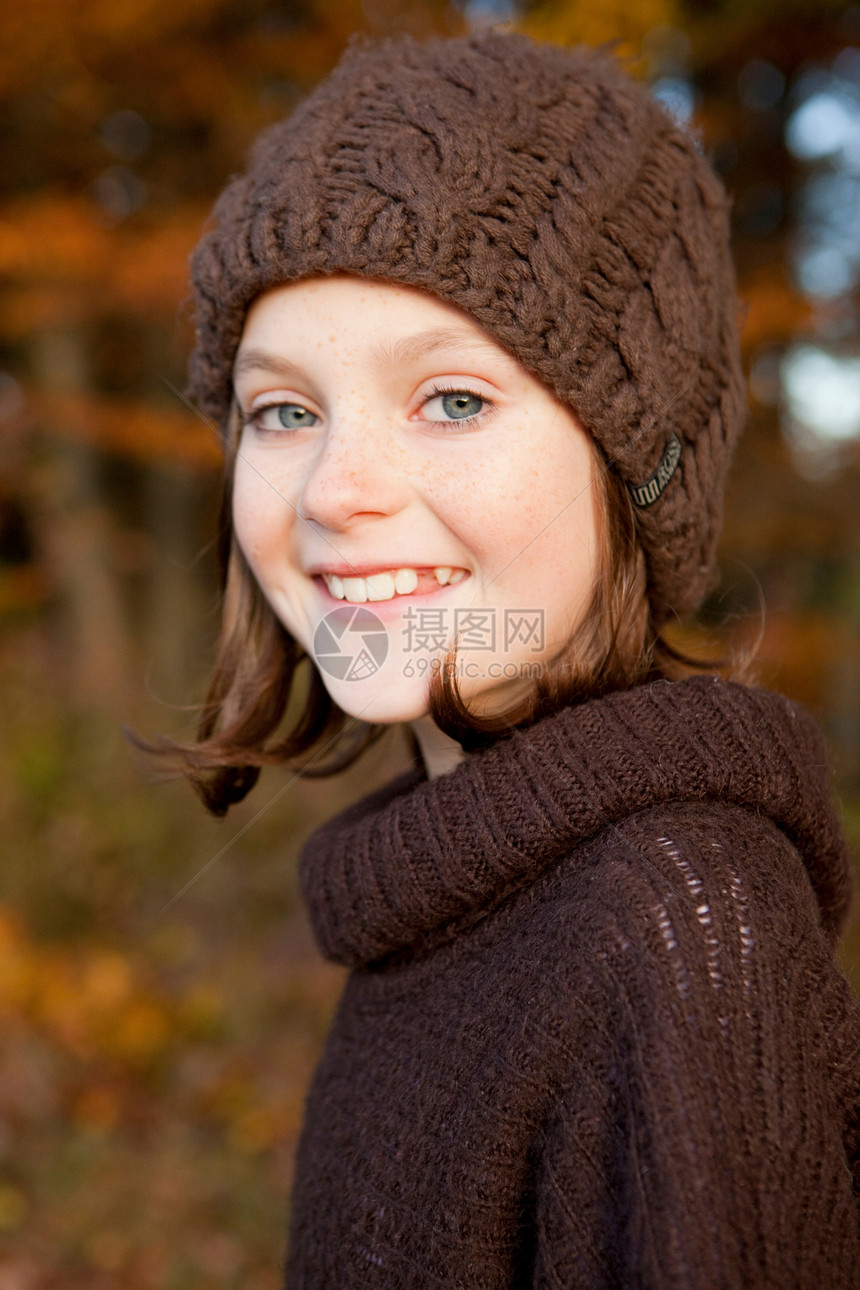 戴棕色帽子和套头衫的外国女孩图片