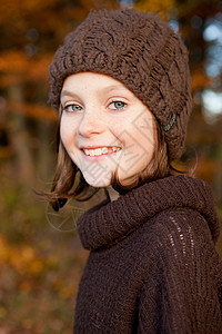 戴棕色帽子和套头衫的外国女孩图片