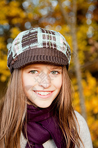 一个戴帽子的女孩的肖像图片