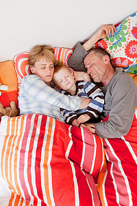 一家人一起睡在床上睡觉图片