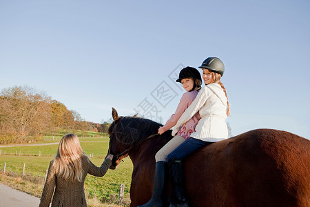 两个骑马的女孩图片