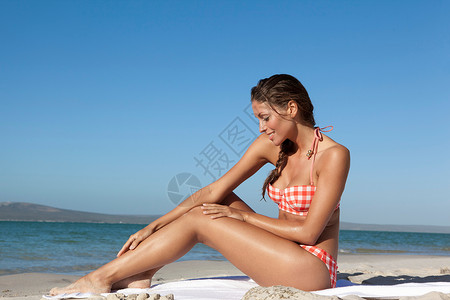 在沙滩上放松的女人背景图片