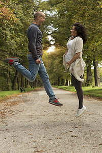 怀孕夫妇面对面跳图片