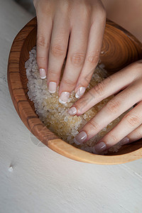 浴盐护理的女性双手图片