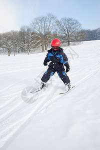 男孩滑雪图片