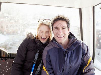 从滑雪缆车向外看的男人和女人图片