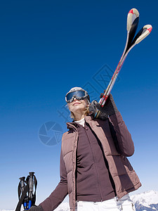 在山顶滑雪的女人图片