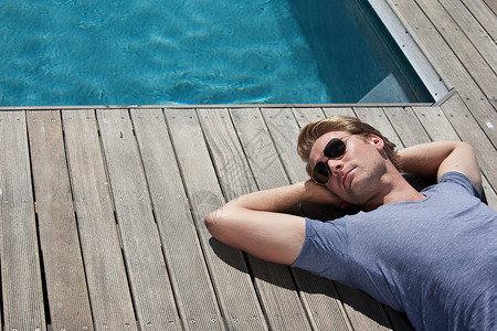 在游泳池放松的男人图片