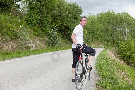 在土路上骑自行车的人图片
