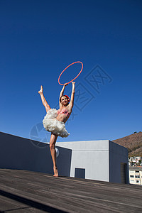 穿芭蕾舞裙的女人用呼啦圈跳舞图片