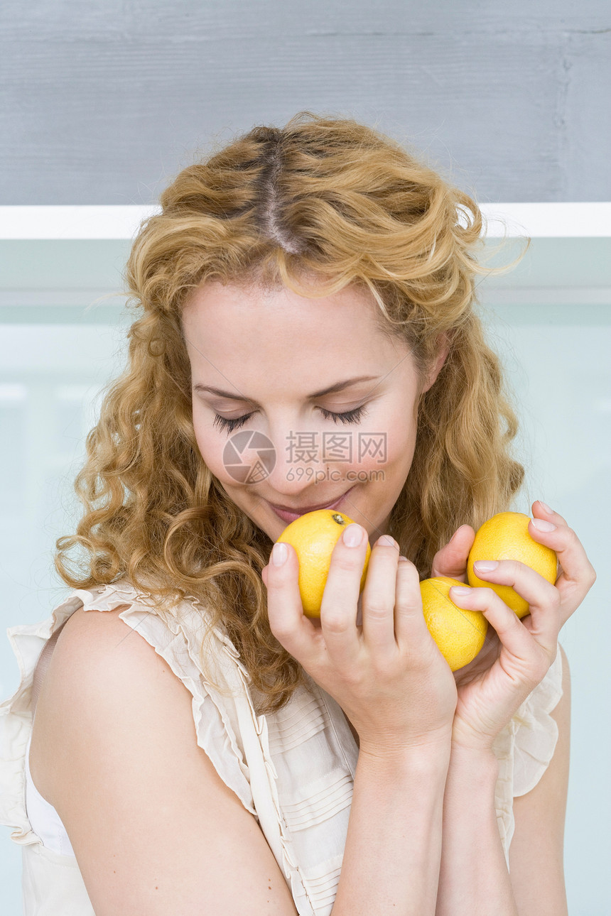 女人闻柠檬味图片