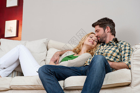 妻子和丈夫躺在沙发上图片
