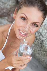 海滩上喝水的女人图片