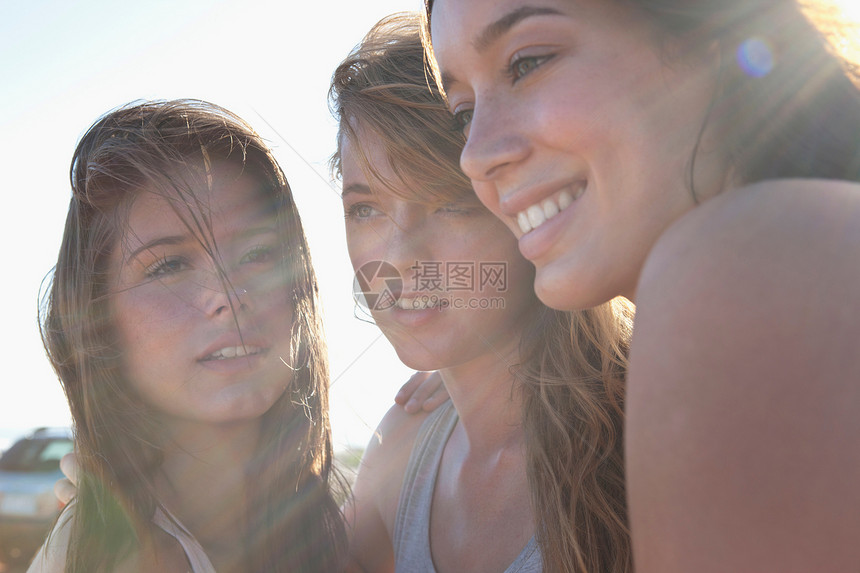 三个女孩在笑图片