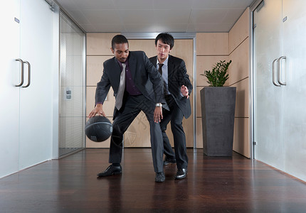 在办公室打篮球的商人图片