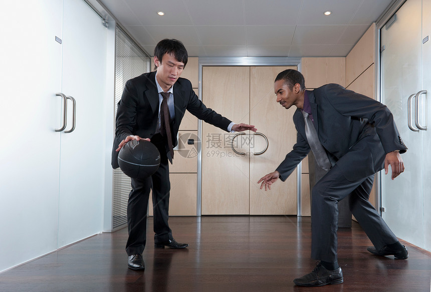 在办公室打篮球的商人图片