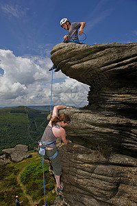 攀岩者攀登陡峭的岩石表面图片