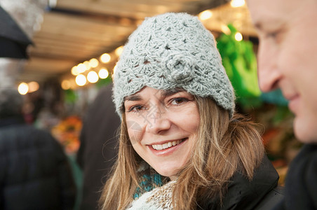 冬季戴着帽子的中年女性图片