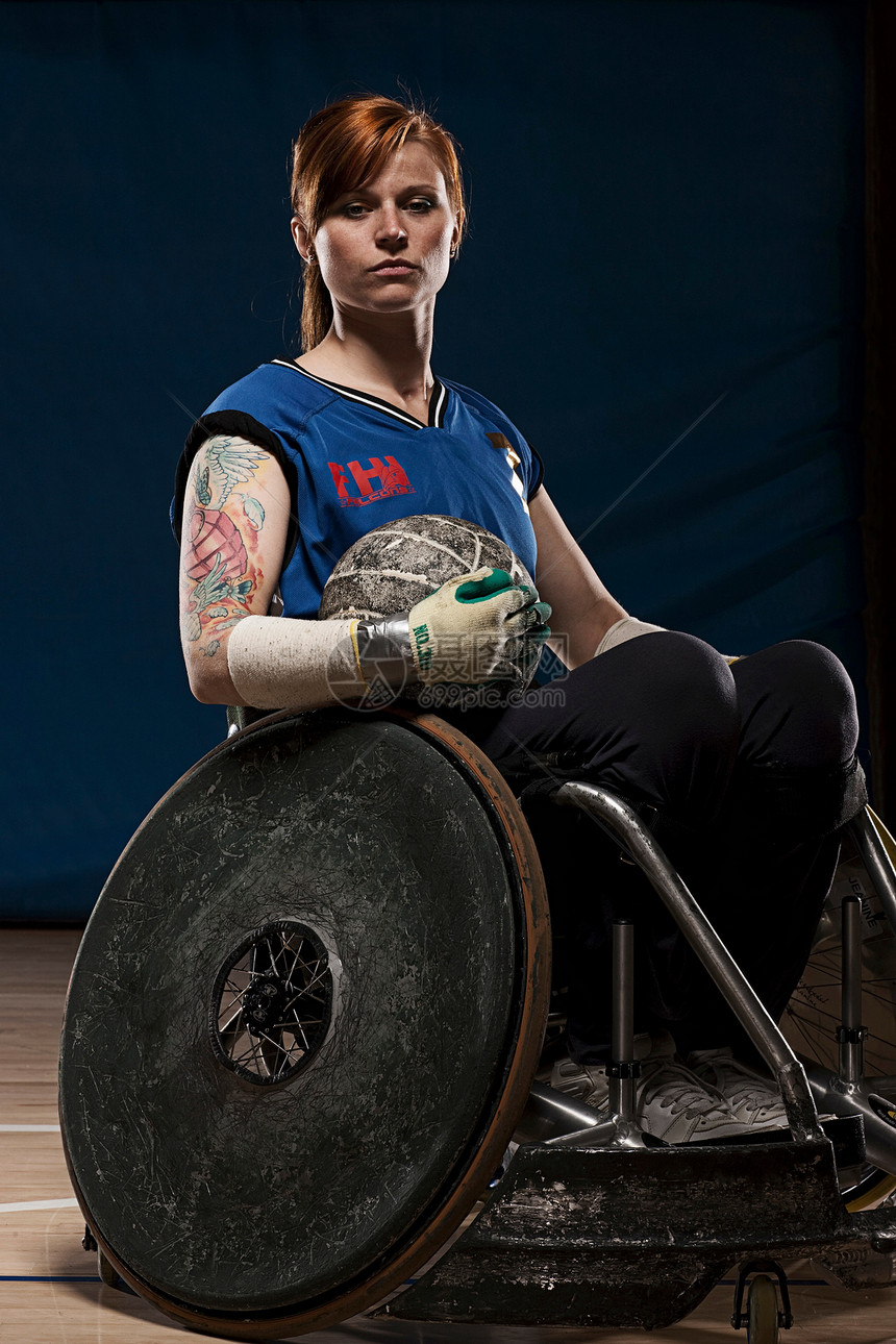 轮椅上的橄榄球运动员图片