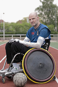 轮椅上的橄榄球运动员在跑道上图片
