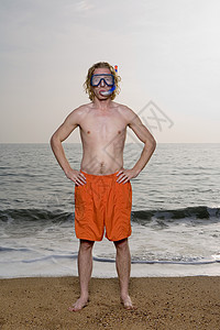 海滩上戴面具的男人图片