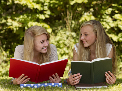 两个女孩在公园读书图片