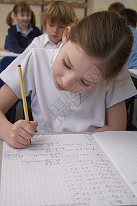 女孩在教室里写字图片