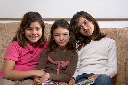 三个女孩坐在沙发上图片