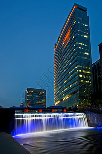 城市摩天大楼和喷泉图片