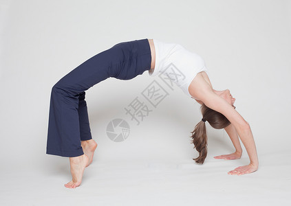 深度颈椎后弯的瑜伽女孩图片