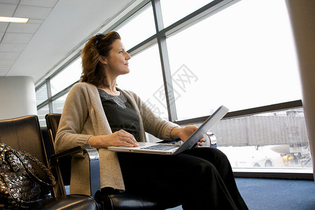 候机厅坐着的女人图片