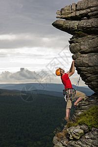 攀岩者攀登陡峭的岩面高清图片