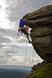 攀岩者攀登陡峭的岩面高清图片