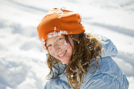 在雪地里的女孩图片