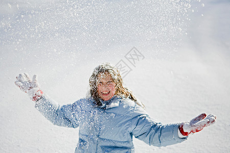 在雪地里的女孩图片