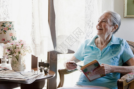 老年女人笑着看书图片
