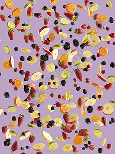粉色背景的新鲜水果和浆果切片图片