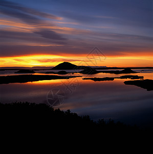 落日倒映在平静的湖面上背景图片