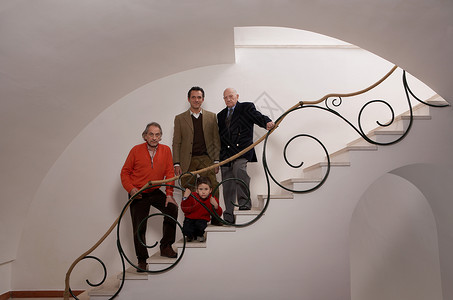 楼梯上的多代家庭图片