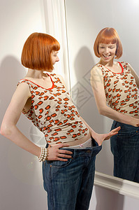 减肥的女人照镜子图片