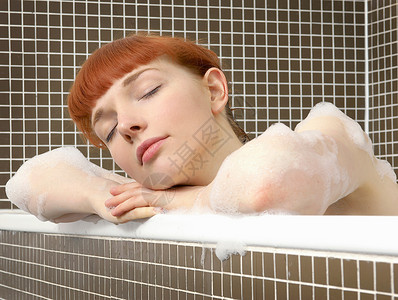 洗澡放松的女人图片