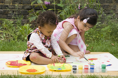 5岁画画素材孩子们在花园里画画背景